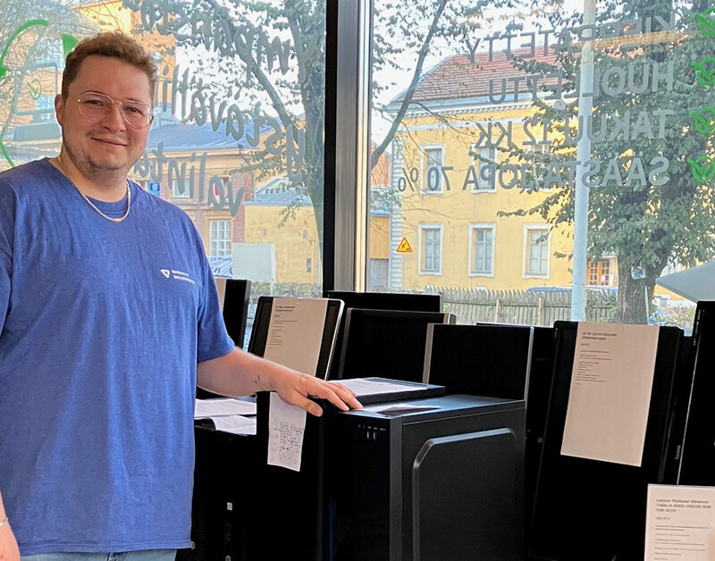 Nordic It Solutionsin Pauli työhuoneessaan, jossa hän konnostaa ja rakentaa tietokoneita.