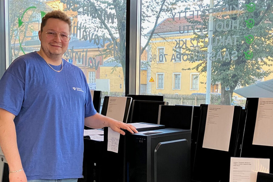 Nordic It Solutionsin Pauli työhuoneessaan, jossa hän konnostaa ja rakentaa tietokoneita.